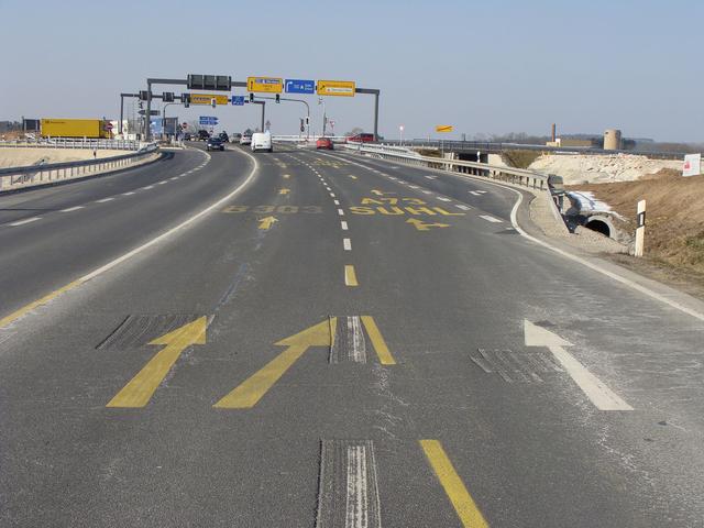 Bedeutung und Regeln für gelbe Fahrbahnmarkierungen Bedeutung und Regeln für gelbe Fahrbahnmarkierungen