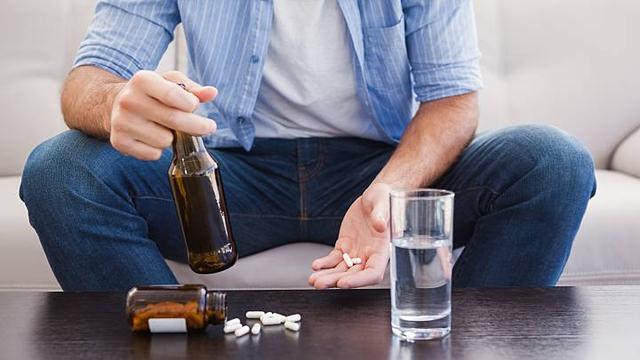 Alkoholkonsum während der Antibiotikatherapie: Risiken und Empfehlungen