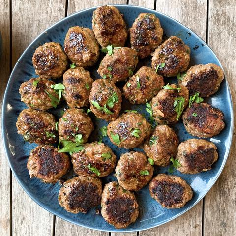 Traditionelle türkische Hackbällchen: Erfahre, wie du sie ganz einfach selber machen kannst Traditionelle türkische Hackbällchen: Erfahre, wie du sie ganz einfach selber machen kannst