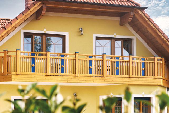 Selbstgebautes Holzgeländer für den Balkon - moderner Klassiker mit rustikalem Charme