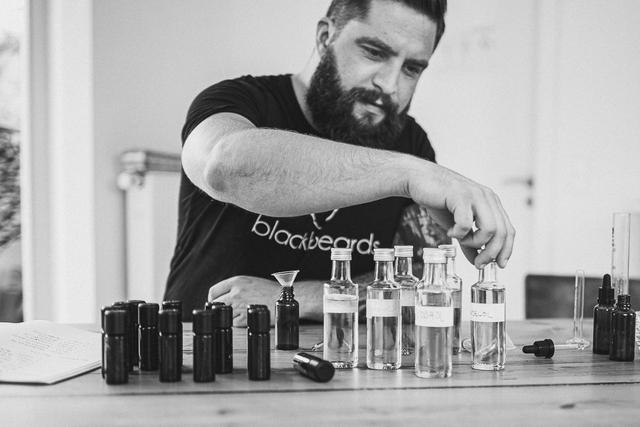 6. Natürliche Pflege für den Bart: Selbstgemachtes Bartöl 6. Natürliche Pflege für den Bart: Selbstgemachtes Bartöl