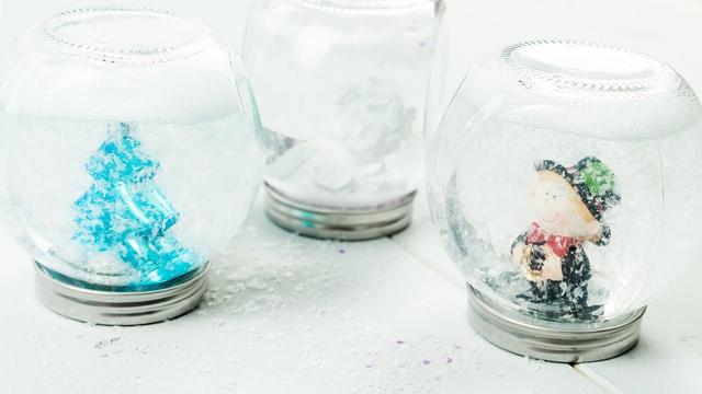 Winterliches DIY-Projekt: Machen Sie Ihre eigene Schneekugel Winterliches DIY-Projekt: Machen Sie Ihre eigene Schneekugel