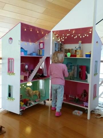 Kreative Idee: Bauanleitung für ein selbstgebautes Barbie Haus Kreative Idee: Bauanleitung für ein selbstgebautes Barbie Haus