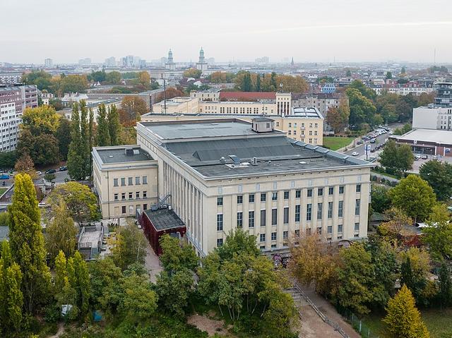 "Berghain: Geschichte, Atmosphäre und Musikstil des Kult-Clubs" "Berghain: Geschichte, Atmosphäre und Musikstil des Kult-Clubs"