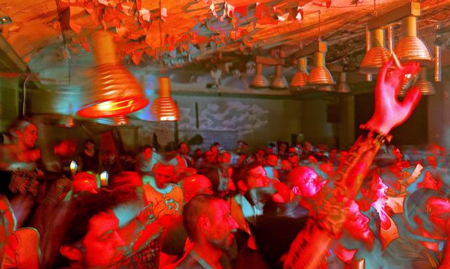 "Ein Blick hinter die Kulissen von Berghain: Was erwartet Besucher?" "Ein Blick hinter die Kulissen von Berghain: Was erwartet Besucher?"