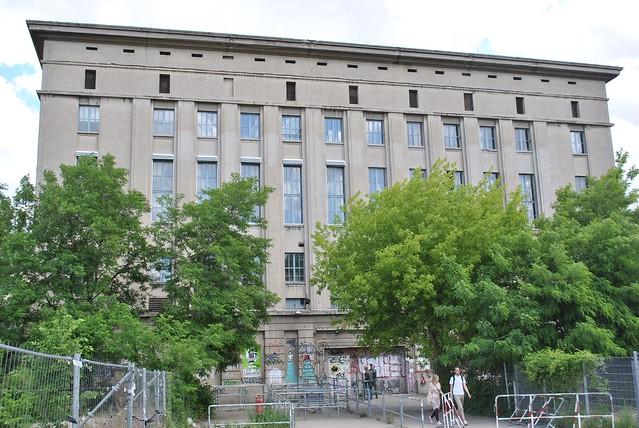 "Berghain: Warum ist dieser Club weltweit bekannt und beliebt?" "Berghain: Warum ist dieser Club weltweit bekannt und beliebt?"