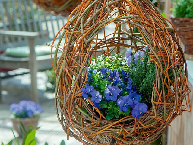 Effektvolle Deko: Blumentöpfe zum Schweben bringen - DIY-Anleitung für eine schicke Blumenampel Effektvolle Deko: Blumentöpfe zum Schweben bringen - DIY-Anleitung für eine schicke Blumenampel
