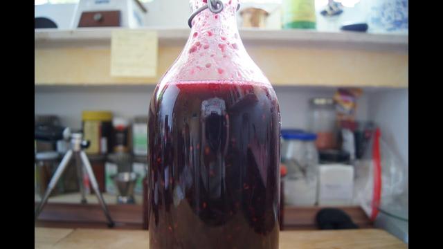 Süßer Brombeerlikör: Einfache Anleitung für die eigene Herstellung Süßer Brombeerlikör: Einfache Anleitung für die eigene Herstellung