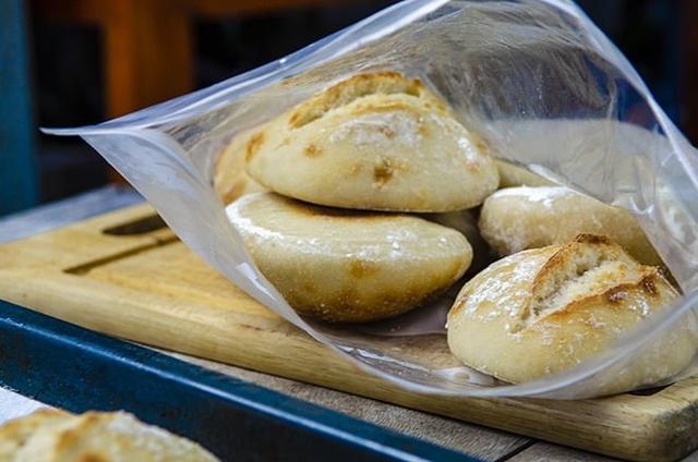 Selbstgebackene Aufbackbrötchen: Frisch und ohne Zusatzstoffe Selbstgebackene Aufbackbrötchen: Frisch und ohne Zusatzstoffe