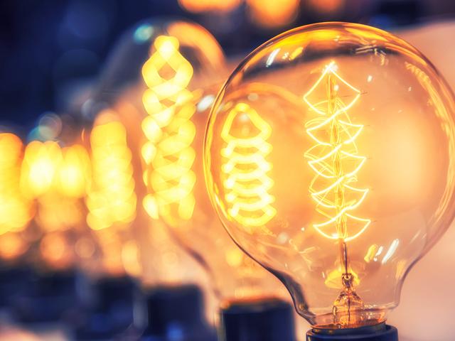 Elektrizität im Alltag: Von Straßenlaternen bis zum Einzug in Privathaushalte Elektrizität im Alltag: Von Straßenlaternen bis zum Einzug in Privathaushalte