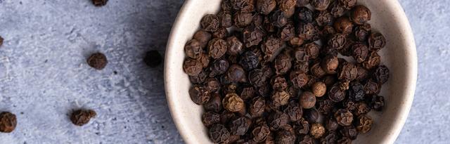 Piperin: Die scharfe Substanz im Pfeffer mit positiven gesundheitlichen Wirkungen Piperin: Die scharfe Substanz im Pfeffer mit positiven gesundheitlichen Wirkungen