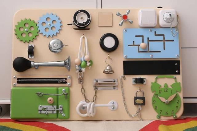 Von Knöpfen bis Zahnrädern: Beliebte Elemente für selbstgemachte Motorikwände