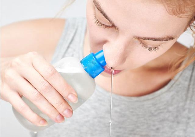 Natürliche Nasenspülung: So kannst du eine Nasendusche selber machen Natürliche Nasenspülung: So kannst du eine Nasendusche selber machen
