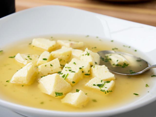 Einfache Anleitung: So gelingt selbstgemachter Eierstich Einfache Anleitung: So gelingt selbstgemachter Eierstich