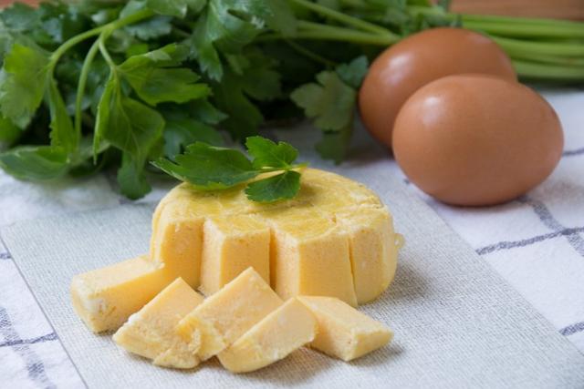 Perfekt für klare Suppen: Schritt-für-Schritt-Anleitung für selbstgemachten Eierstich Perfekt für klare Suppen: Schritt-für-Schritt-Anleitung für selbstgemachten Eierstich