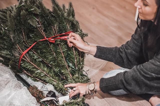 Schaffen Sie ein schönes Ambiente mit einem naturgetreuen künstlichen Weihnachtsbaum von Balsam Hill Schaffen Sie ein schönes Ambiente mit einem naturgetreuen künstlichen Weihnachtsbaum von Balsam Hill