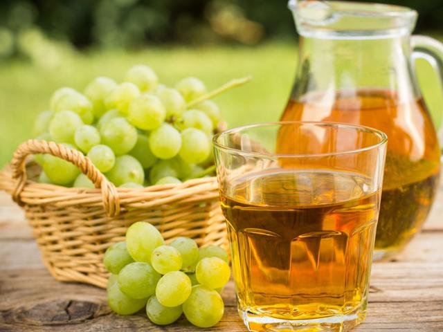 Selbstgemachter Traubensaft in wenigen Schritten Selbstgemachter Traubensaft in wenigen Schritten