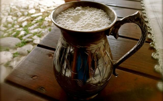 Einfaches Rezept: Ayran selber machen - Erfrischender Joghurt-Drink ...