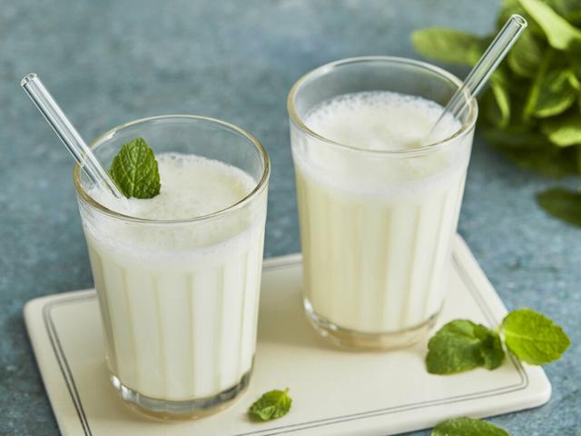 Geschmacksvielfalt entdecken: Ayran individuell verfeinern beim Selbermachen Geschmacksvielfalt entdecken: Ayran individuell verfeinern beim Selbermachen