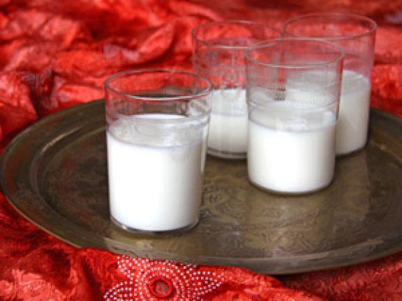 Pflanzlicher Genuss: Veganen Ayran ganz einfach selbst herstellen Pflanzlicher Genuss: Veganen Ayran ganz einfach selbst herstellen