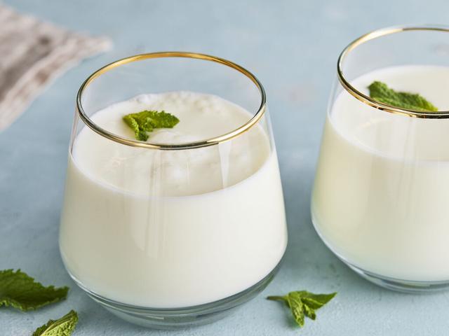 Einfaches Rezept: Ayran selber machen - Erfrischender Joghurt-Drink ...