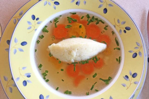 Traditionelle österreichische Küche: Omas Grießnockerl als beliebte Suppeneinlage Traditionelle österreichische Küche: Omas Grießnockerl als beliebte Suppeneinlage