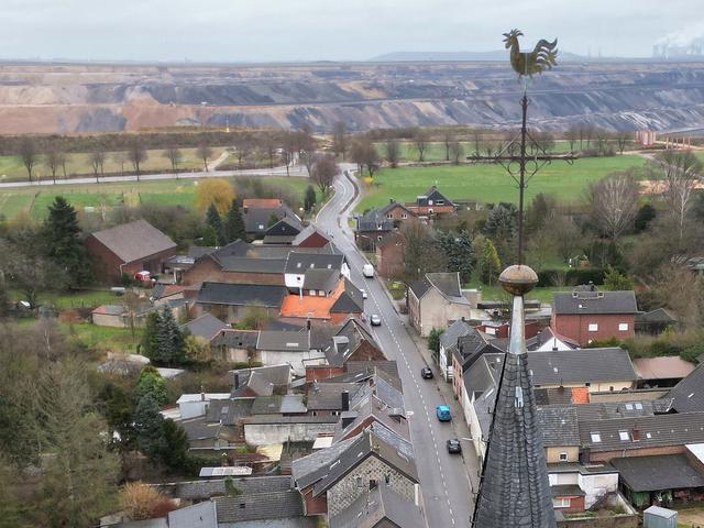 Umweltauswirkungen des Tagebaus: Anwohner protestieren gegen Abbagern der L12 in Keyenberg Umweltauswirkungen des Tagebaus: Anwohner protestieren gegen Abbagern der L12 in Keyenberg