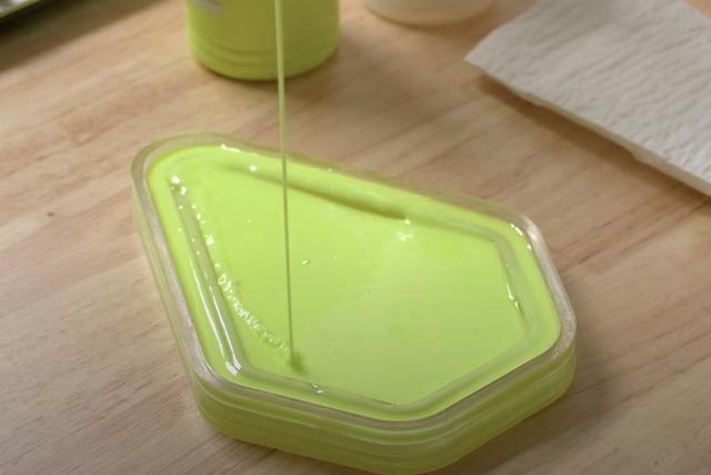 Polyethylen und Acrylglas: Die besten Materialien für selbstgemachte Epoxidharz-Formen