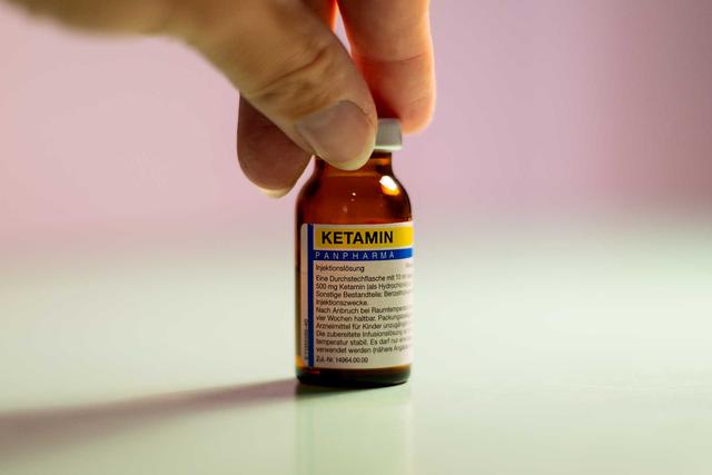 2. "Ketamin als Schmerzmittel in der Notfallmedizin" 2. "Ketamin als Schmerzmittel in der Notfallmedizin"