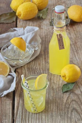 Selbstgemachter Zitronensirup: Eine erfrischende Limonade für heiße Tage Selbstgemachter Zitronensirup: Eine erfrischende Limonade für heiße Tage