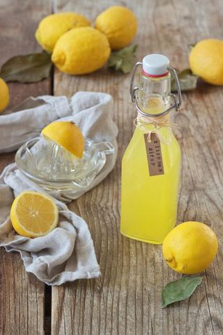 Erfrischender Zitronensirup: Ein einfaches Rezept zum Selbermachen Erfrischender Zitronensirup: Ein einfaches Rezept zum Selbermachen