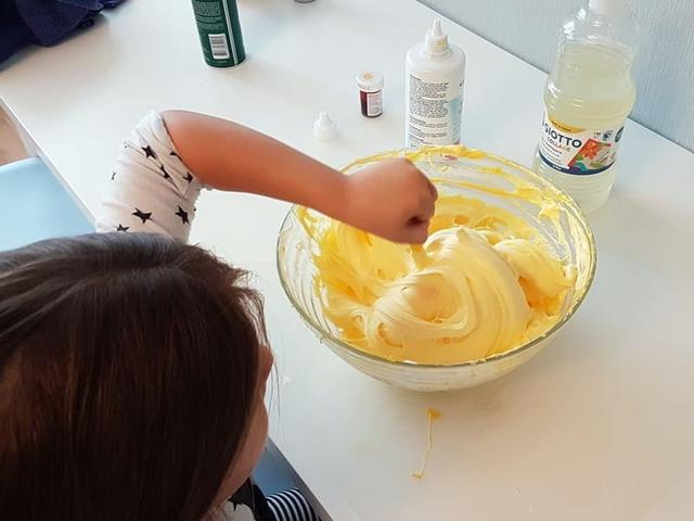 Luftiger Schleim zum Selbermachen: Fluffy Slime Rezept Luftiger Schleim zum Selbermachen: Fluffy Slime Rezept