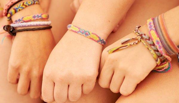 Kreative Ideen: Bunte Freundschaftsarmbänder selbst gestalten Kreative Ideen: Bunte Freundschaftsarmbänder selbst gestalten