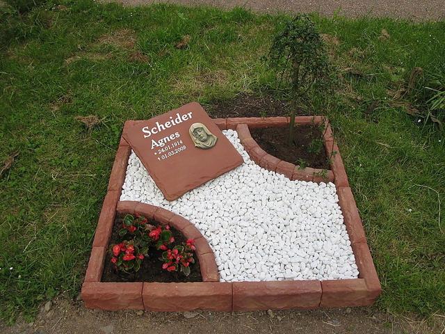 DIY-Projekt: Grabeinfassung selber machen leicht gemacht DIY-Projekt: Grabeinfassung selber machen leicht gemacht