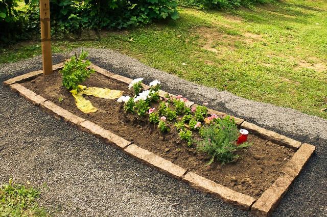 Selbstgemachte Grabeinfassung: So gelingt es Ihnen Selbstgemachte Grabeinfassung: So gelingt es Ihnen