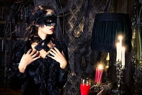 Verwandle dich in einen Vampir: Bastle dein eigenes Kostüm