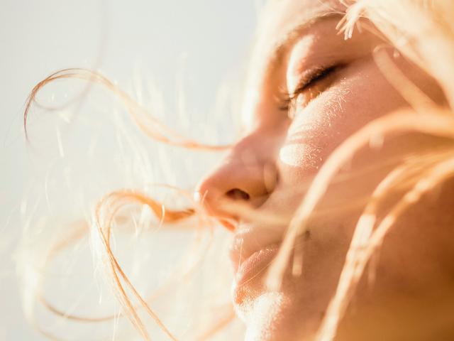 Natürliche Methoden zum Aufhellen der Haare: Hausmittel statt Chemie Natürliche Methoden zum Aufhellen der Haare: Hausmittel statt Chemie