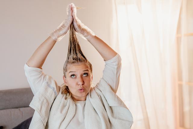 Haare selber blondieren: Tipps und Fehler, die vermieden werden sollten Haare selber blondieren: Tipps und Fehler, die vermieden werden sollten