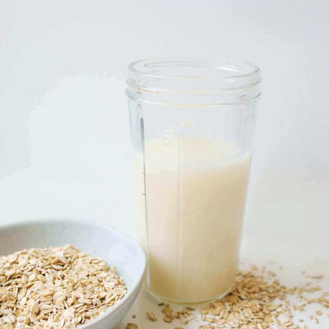 Frische und natürliche Hafermilch aus eigener Herstellung