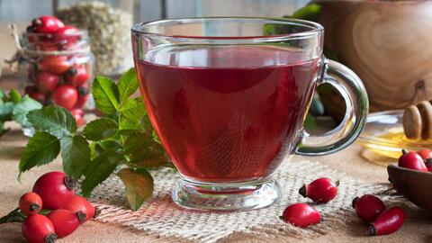 Genießen Sie den Winter mit selbstgemachtem Hagebuttentee Genießen Sie den Winter mit selbstgemachtem Hagebuttentee