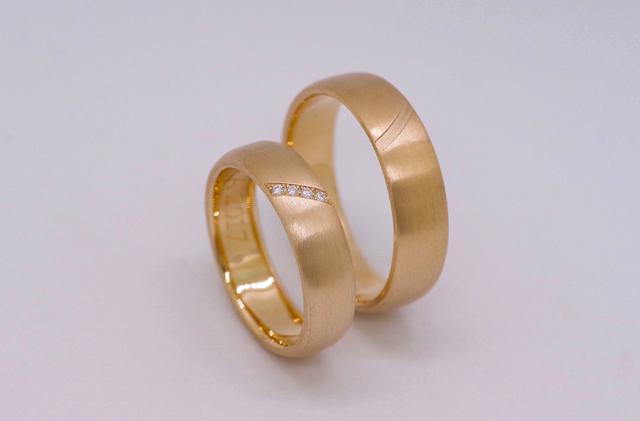 Trauringe mit persönlicher Note: Lassen Sie Ihre Ringe nach Ihren Wünschen anfertigen oder selber schmieden Trauringe mit persönlicher Note: Lassen Sie Ihre Ringe nach Ihren Wünschen anfertigen oder selber schmieden