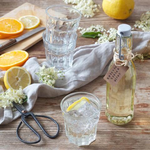 Holunderblütensirup selber machen und genießen: Ein köstlicher Sirup für verschiedene Anlässe Holunderblütensirup selber machen und genießen: Ein köstlicher Sirup für verschiedene Anlässe