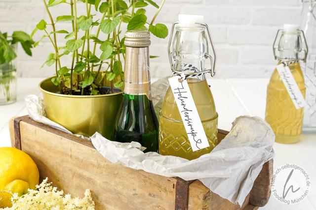 Holunderblütensirup selbst gemacht: Ein beliebtes Geschenk mit langer Haltbarkeit Holunderblütensirup selbst gemacht: Ein beliebtes Geschenk mit langer Haltbarkeit