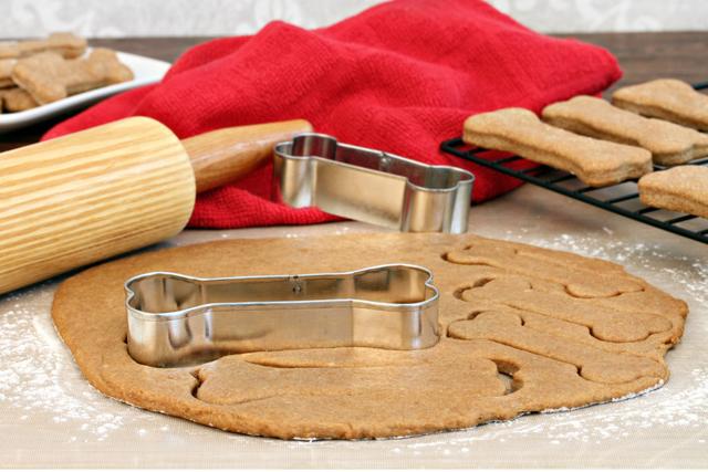 Selbstgebackene, getreidefreie Hundekekse Selbstgebackene, getreidefreie Hundekekse