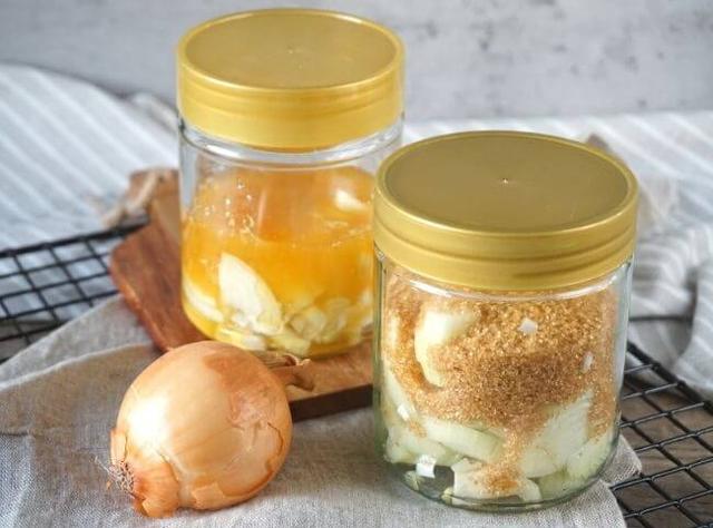 Einfaches Rezept: Hustensirup selber machen mit Zwiebel und Honig Einfaches Rezept: Hustensirup selber machen mit Zwiebel und Honig