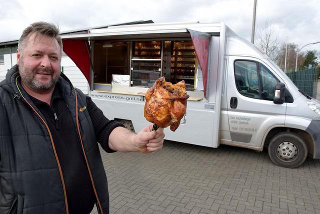 "Immer dienstags: Der Hähnchenwagen vor Edeka" "Immer dienstags: Der Hähnchenwagen vor Edeka"