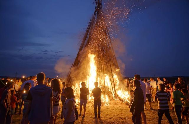 6. Johannifeuer und Johannikränze: Bräuche rund um den 24. Juni 6. Johannifeuer und Johannikränze: Bräuche rund um den 24. Juni