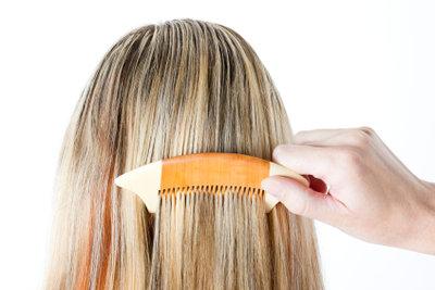 DIY-Kammsträhnen: Wie Sie Ihre Haarfarbe mit dieser Technik aufpeppen können DIY-Kammsträhnen: Wie Sie Ihre Haarfarbe mit dieser Technik aufpeppen können