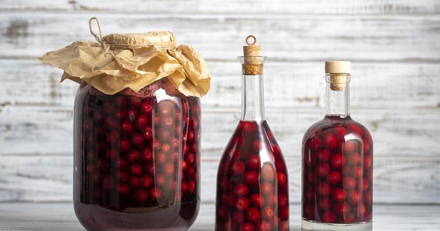 Köstlicher Kirschlikör zum Selbermachen - Probieren Sie es aus! Köstlicher Kirschlikör zum Selbermachen - Probieren Sie es aus!