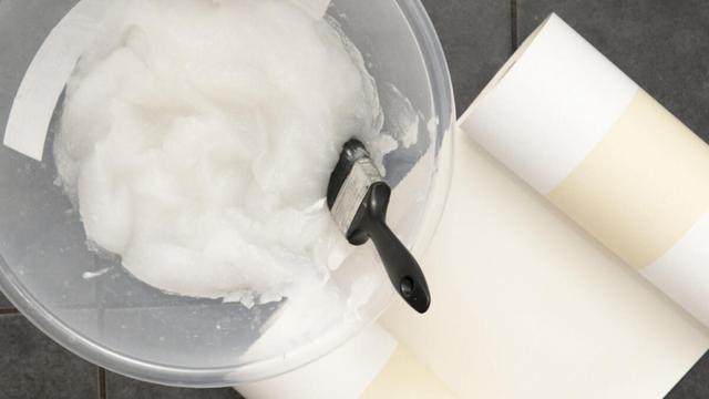 Basteln und Tapezieren: Verwendungsmöglichkeiten für selbstgemachten Kleister Basteln und Tapezieren: Verwendungsmöglichkeiten für selbstgemachten Kleister